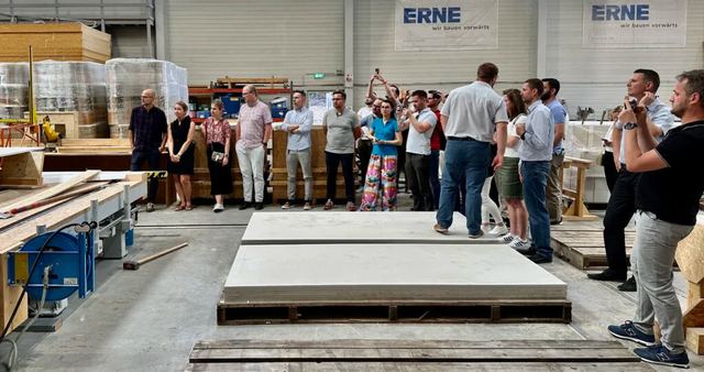 Betriebsbesuch in einer Fertigungshalle mit Betonelement