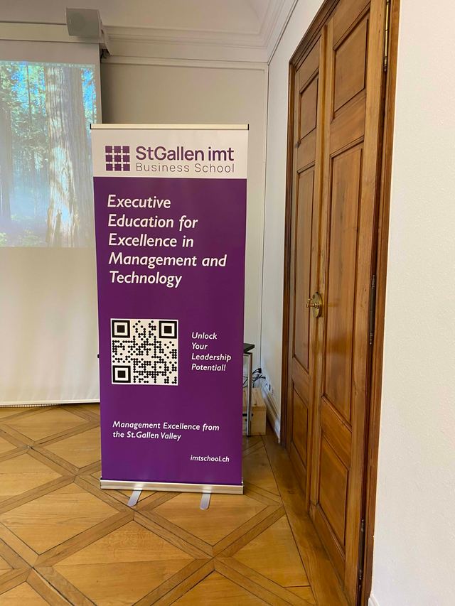 Roll-up der Business School im Seminarraum mit Parkettboden